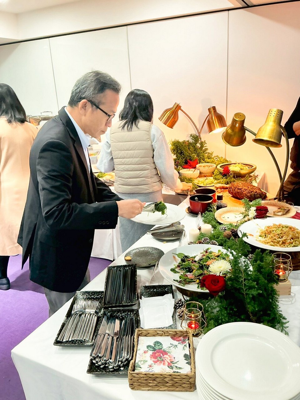 百達醫療高質感企業餐會 年終主管會議注入暖心儀式感 「聖誕森系」氛圍