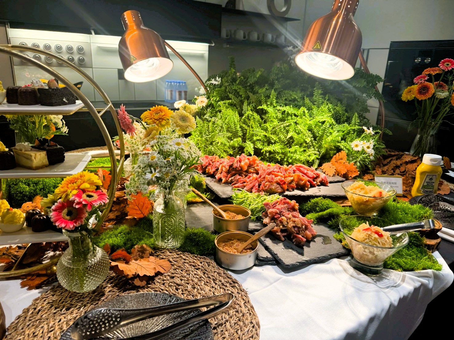 精緻外燴餐檯設計-質感陶瓷器皿與花藝裝飾