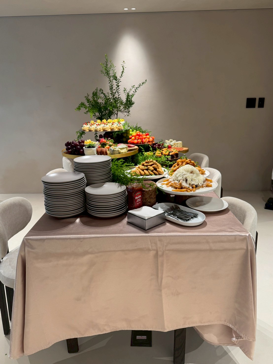 拾趣餐飲外燴-全景抓周派對長桌外燴陳列