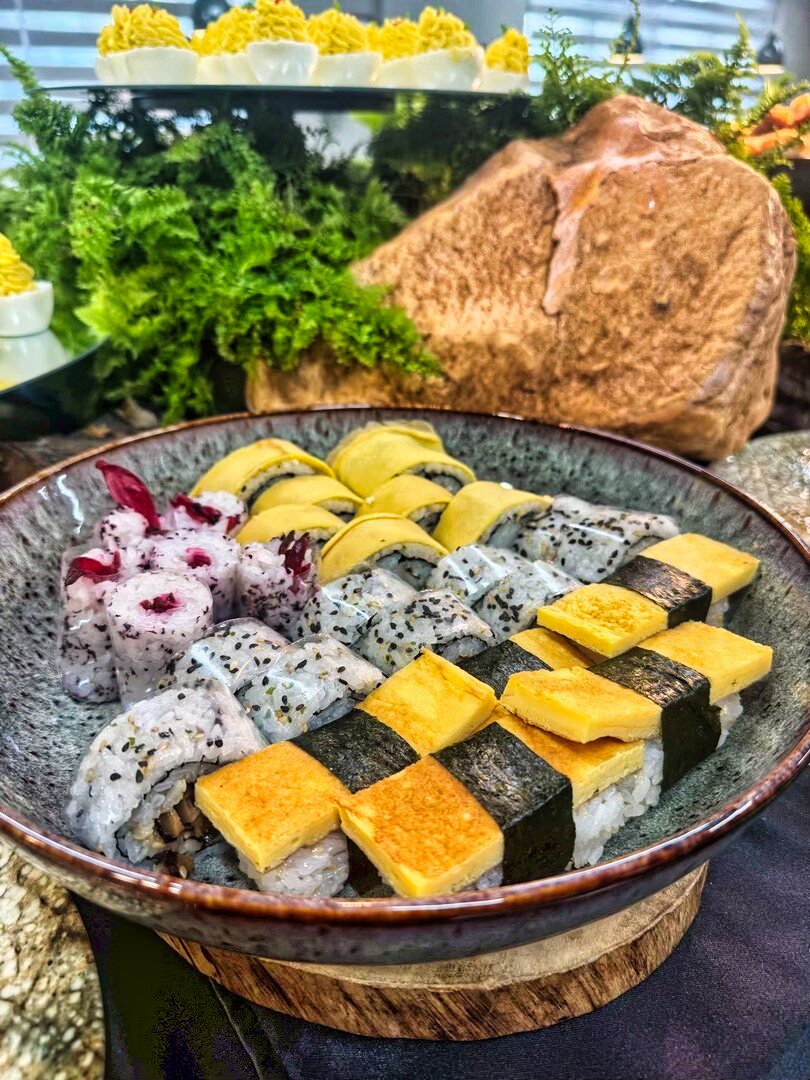 企業外燴壽司拼盤，包含豆皮壽司、玉子燒壽司與多種創意飯捲