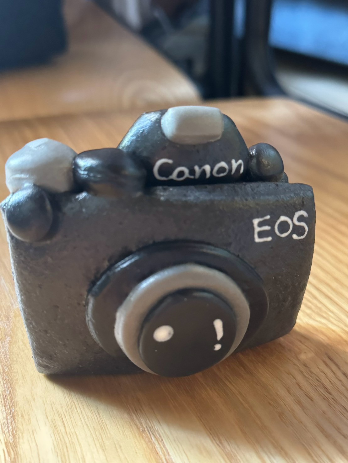 拾趣精緻外燴為 Canon EOS R8 Mark II 新品發表活動打造「復古台灣味」主題餐桌,以復古老件、皮箱、竹編器皿、台灣特色餐點與 Canon EOS 相機造型點心,呼應新品「復刻新經典」概念。