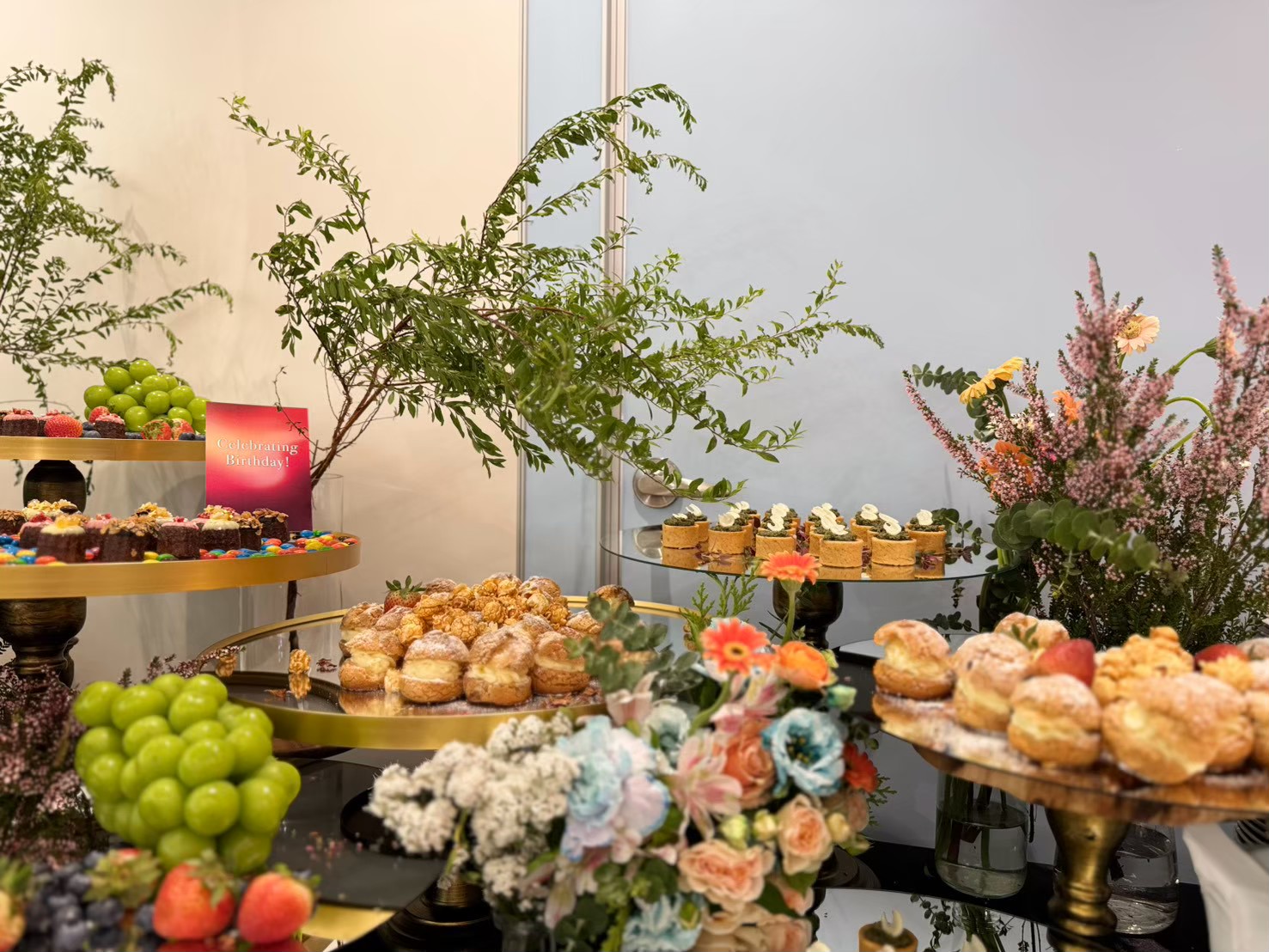 生日派對精緻甜點與 Finger Food，以泡芙、迷你鹹點搭配花藝餐檯，方便賓客自由取用