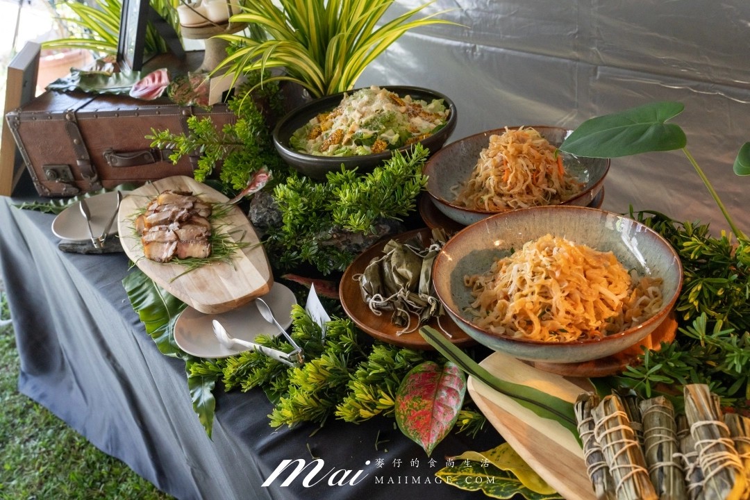 原住民風味外燴餐檯,呈現肉類、沙拉、米食與多種配菜