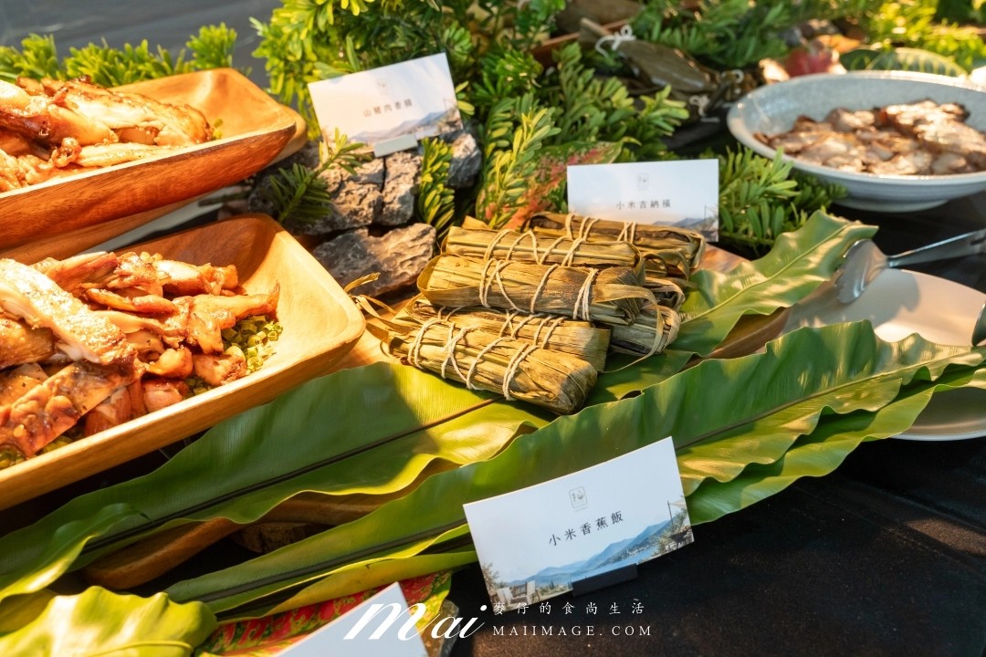 外燴餐檯上的小米吉納福與小米香蕉飯,以葉片包裹並用細繩綁束