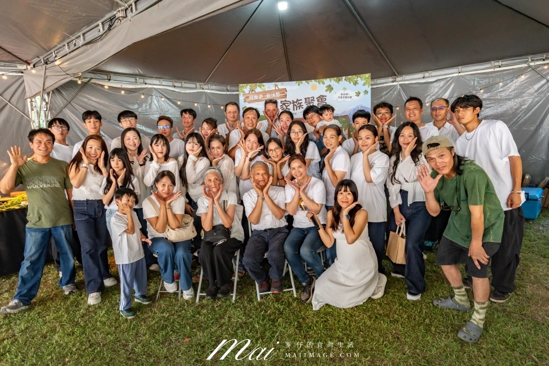 戶外家族聚會全體親友於活動背板前開心合影,留下團聚回憶